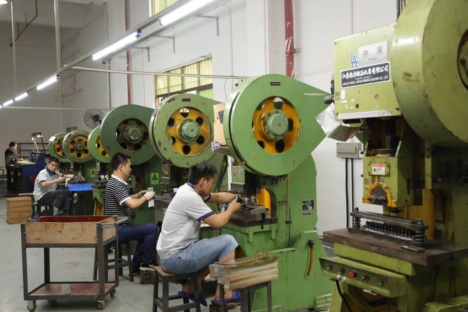 Prensa para fabricar pines metálicos personalizados