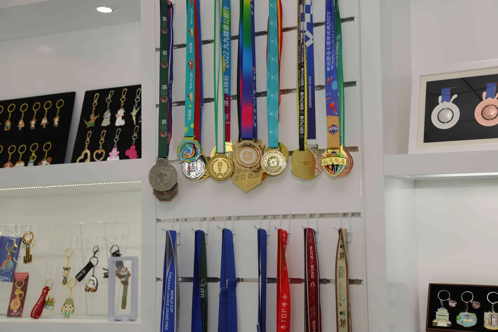 Muestras de medallas, pines e insignias metálicas